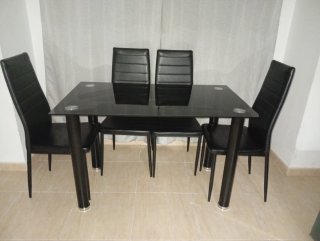 Mesa comedor cristal y 4 sillas negras