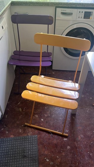 Sillas metálicas naranja y morado (4 unidades).