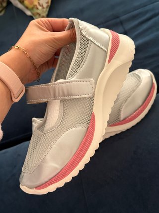 Zapatos deportivos plateados con rosa