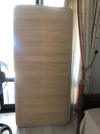 Colchón individual 90 cm en perfecto estado.