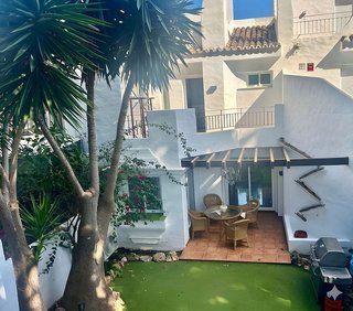Casa adosada en venta en Nueva Andalucía centro en Marbella
