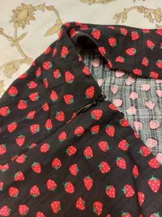 Falda estampada fresas negra y roja