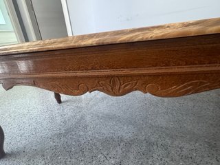 Mesa de centro de mármol y madera