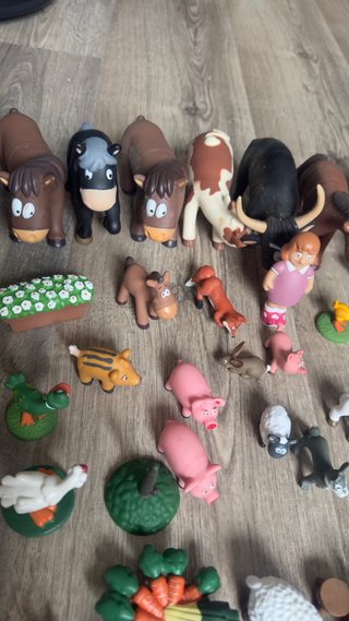 Juguetes de granja y libros