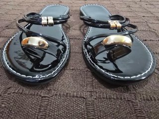 Sandalias T38 negras adorno dorado