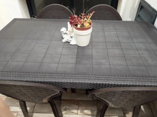 Mesa de terraza y 4 sillas de plástico