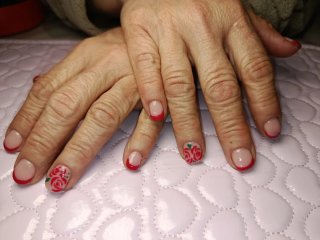 Servicio de manicura y pedicura y uñas de gel