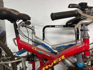 Bicicletas de montaña roja ANVER y otra gris