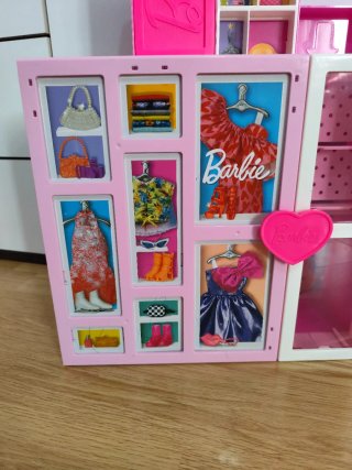 Armario Barbie con perchas