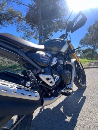 Triumph Scrambler 400X Verde y Blanca