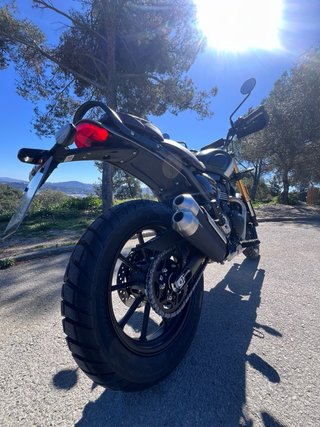 Triumph Scrambler 400X Verde y Blanca