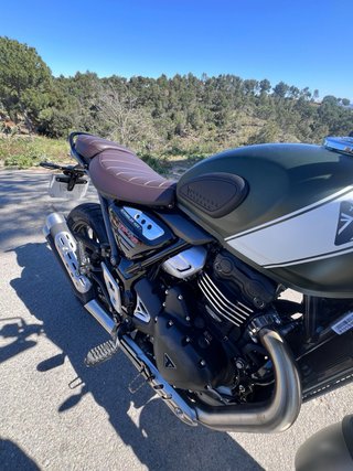 Triumph Scrambler 400X Verde y Blanca