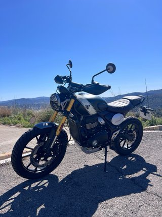 Triumph Scrambler 400X Verde y Blanca