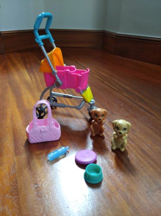 Barbie con carrito y accesorios para mascotas