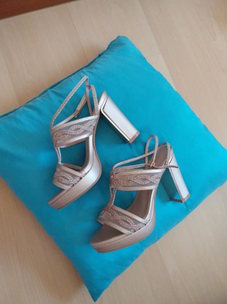 Sandalias de tacón doradas para evento