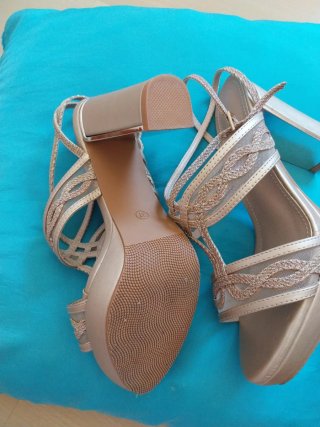 Sandalias de tacón doradas para evento