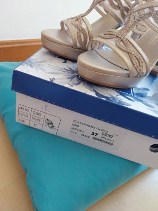 Sandalias de tacón doradas para evento