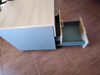 Cajonera de oficina con ruedas.