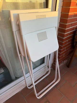 Seggiole e panche bianche pieghevoli