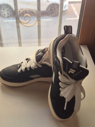 Zapatillas Fila Negras y Blancas