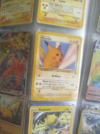 Cartas Pokémon Pikachu y Gyarados VMAX