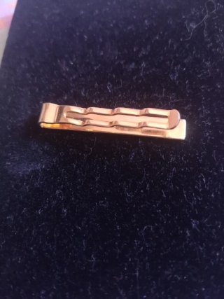 Pasador de corbata dorado