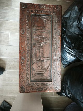 Baúl de madera tallado antiguo