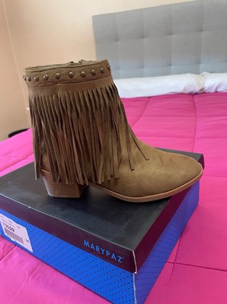 Botines con flecos y tachuelas Talla 36