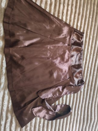 Falda satinada marrón con cinta para lazada