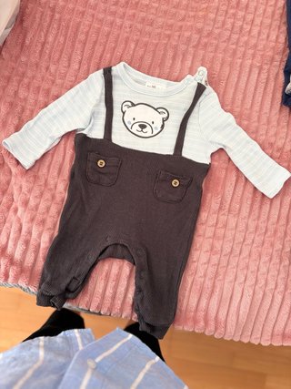 Ropa de bebé con osito