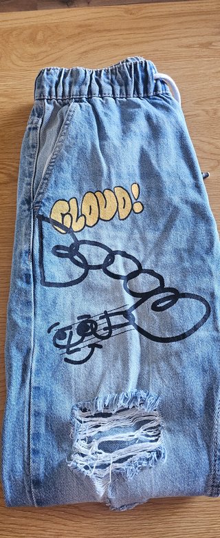 Pantalones vaqueros desgastados con grafitis