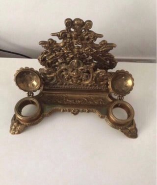 Tintero antiguo de latón con adornos