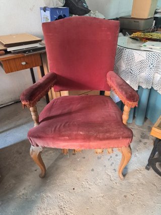 Sillón antiguo de terciopelo