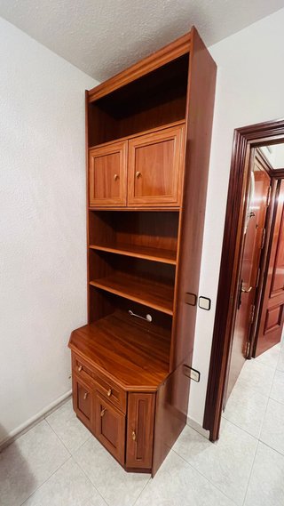 Estantería de madera marrón