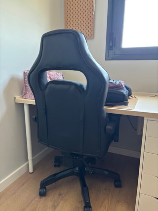 Silla de escritorio ergonómica con reposapiés.