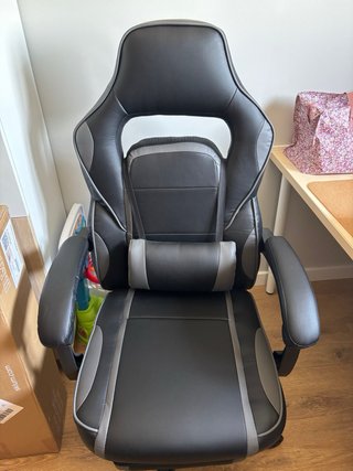 Silla de escritorio ergonómica con reposapiés.