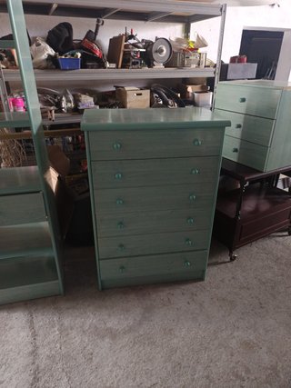 cómoda con estantería y mesilla azul claro