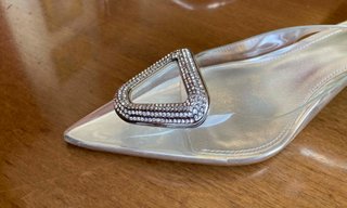 ZAPATOS DE VINILO CON ADORNO DE STRASS