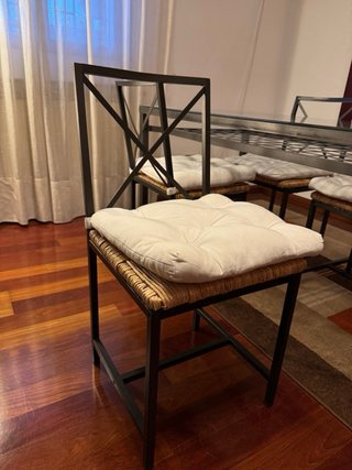 Tavolo da pranzo e sedie con cuscini inclusi