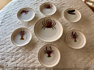 Platos de porcelana con crustáceos