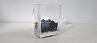 Jarrón de cristal con piedras negras
