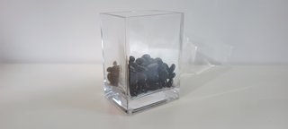 Jarrón de cristal con piedras negras