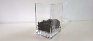Jarrón de cristal con piedras negras