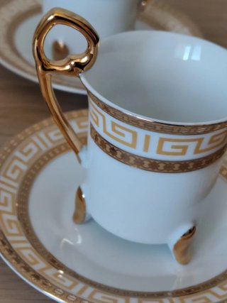 Juego de café de porcelana con detalles dorados