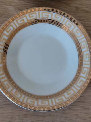 Juego de café de porcelana con detalles dorados