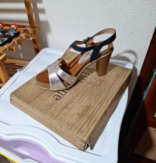 Sandalias de tacón dorado y plateado