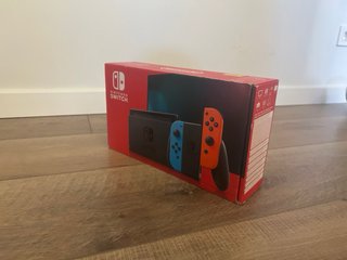 Nintendo Switch con Joy-Con Blu e Rosso