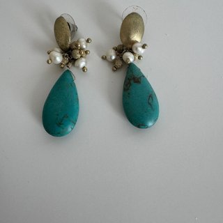 Pendientes dorados con perlas y turquesa.