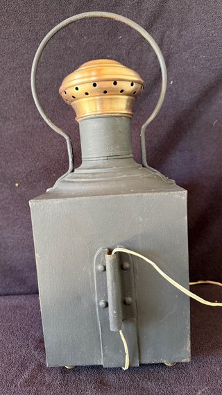 Antiguo farol de tren de latón y chapa