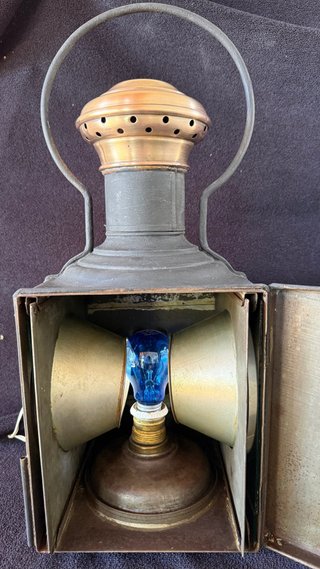 Antiguo farol de tren de latón y chapa